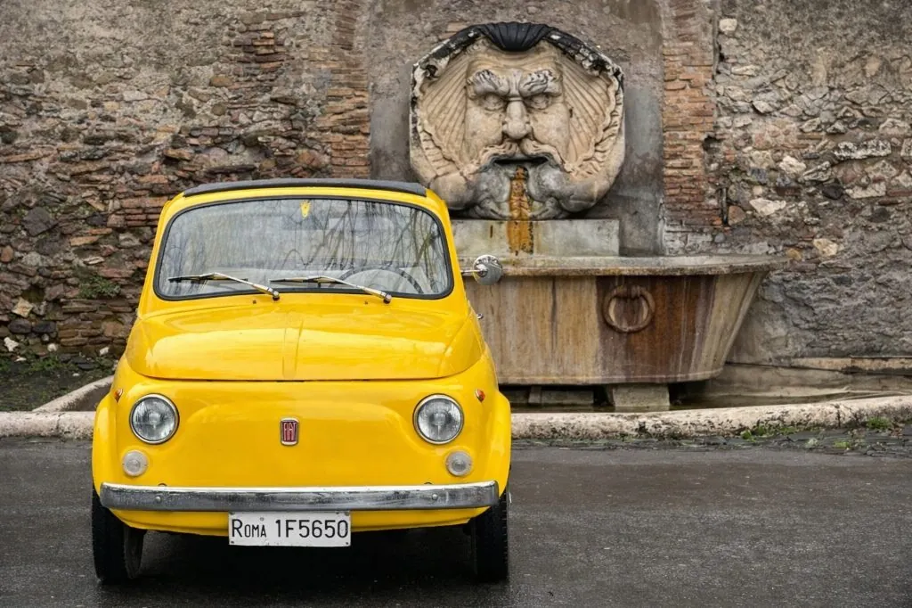 Noleggio Fiat 500 gialla reale d'epoca Roma fontana del mascherone primo piano